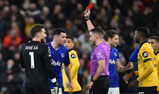 VIDEO Pogledajte bizaran crveni karton premierliga&scaron;kog stopera