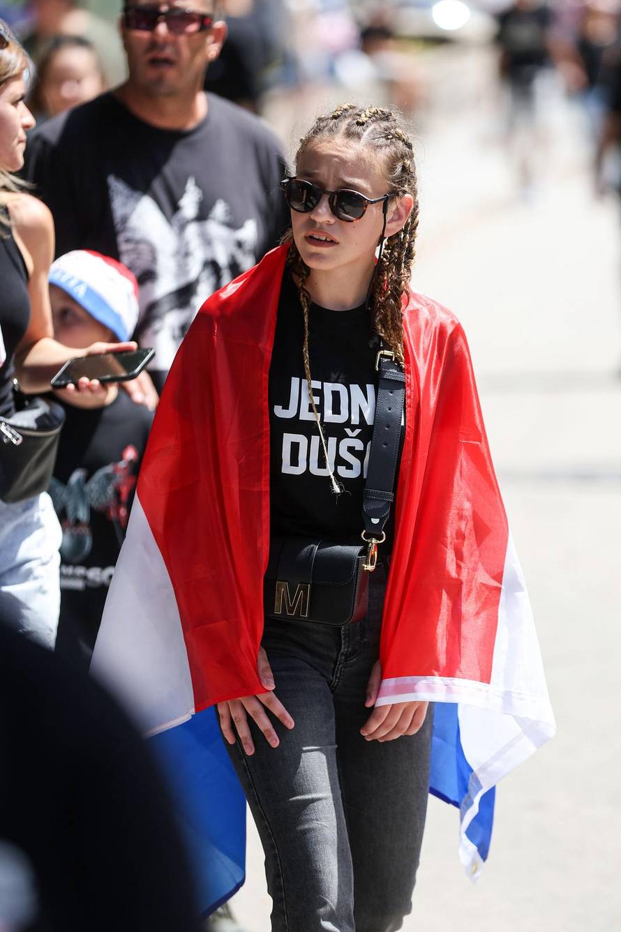 Sinj: Glavni modni detalji za koncert Thompsona - crna majica i zastava Hrvatske