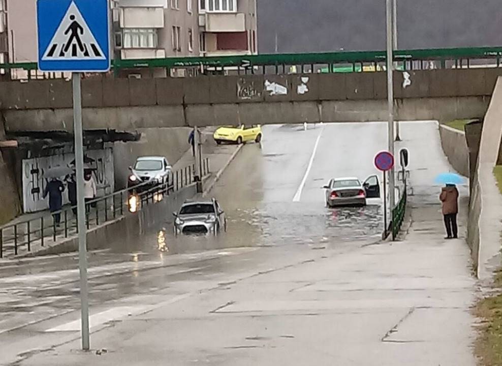 Dramatično u BiH: Poplavljene kuće i ceste, srušio se i most...