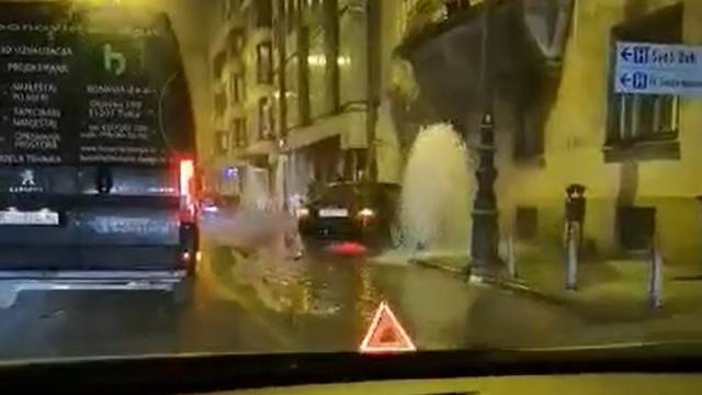 Autom razvalio hidrant u centru, voda šikljala po cijeloj ulici