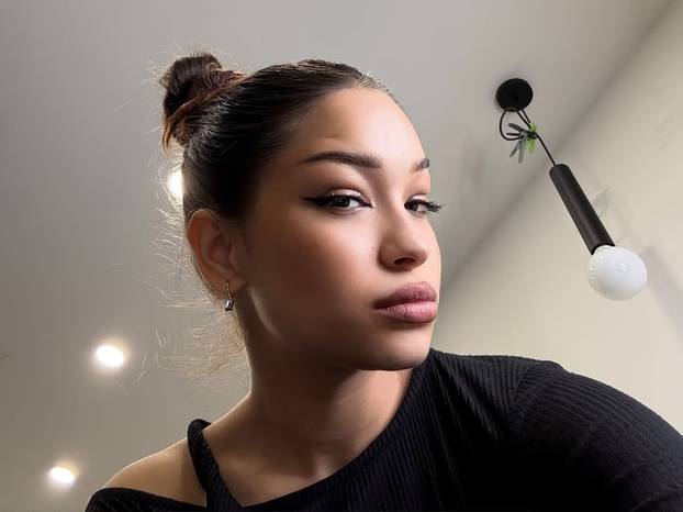 Tko su zvijezde nove hit serije 'Sram': Sjajno glume tinejdžere, neki imaju i preko 30 godina