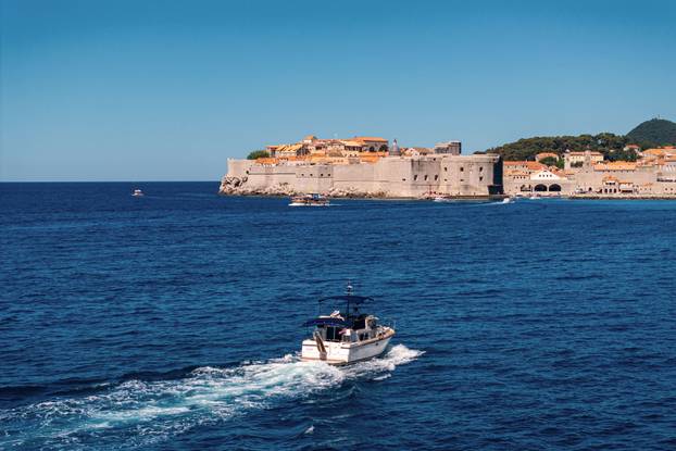 FOTO Hotel u Dubrovniku ima koktel bar u stijeni nad morem!