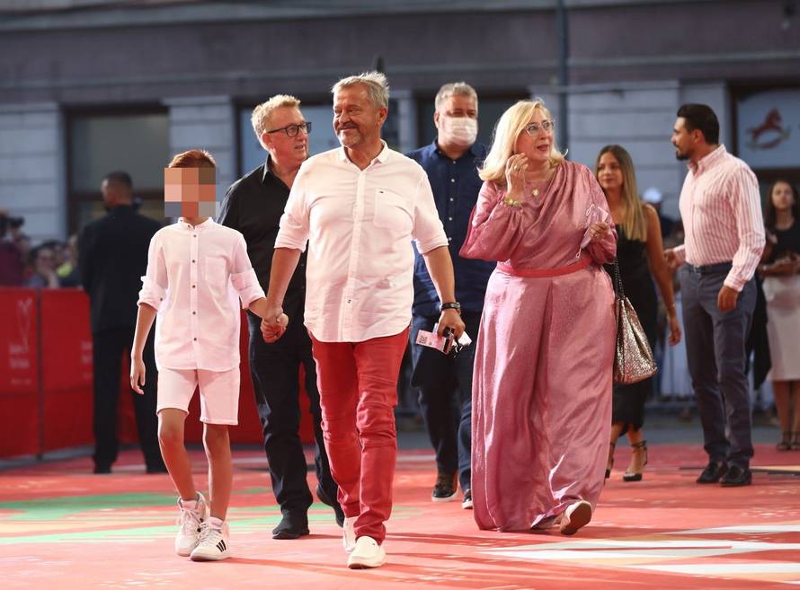 Lejla oduševila vitkim nogama i dekolteom na crvenom tepihu, a u haljini je briljirao i Vrećo