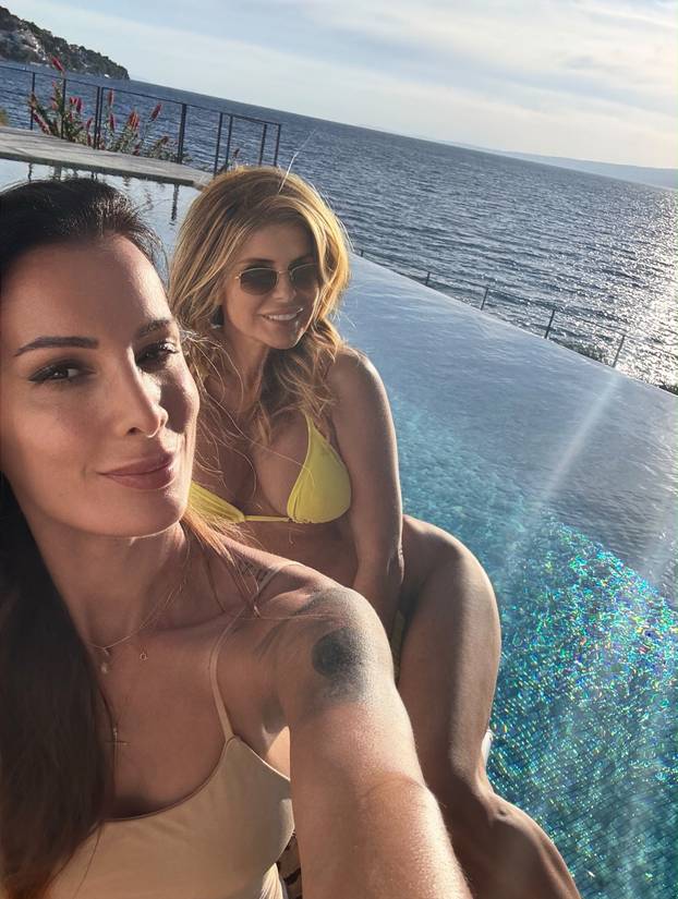 FOTO Njoj nije hladno! Lijepa mama Renata i dalje pokazuje figuru u badiću pokraj mora...