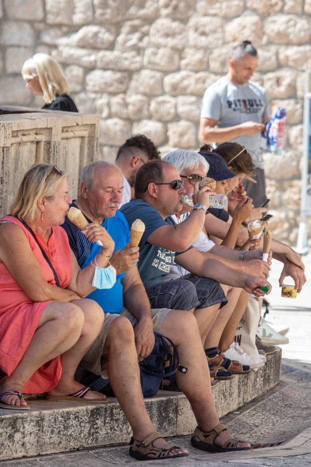 Turisti u obilasku stare jezgre Dubrovnika