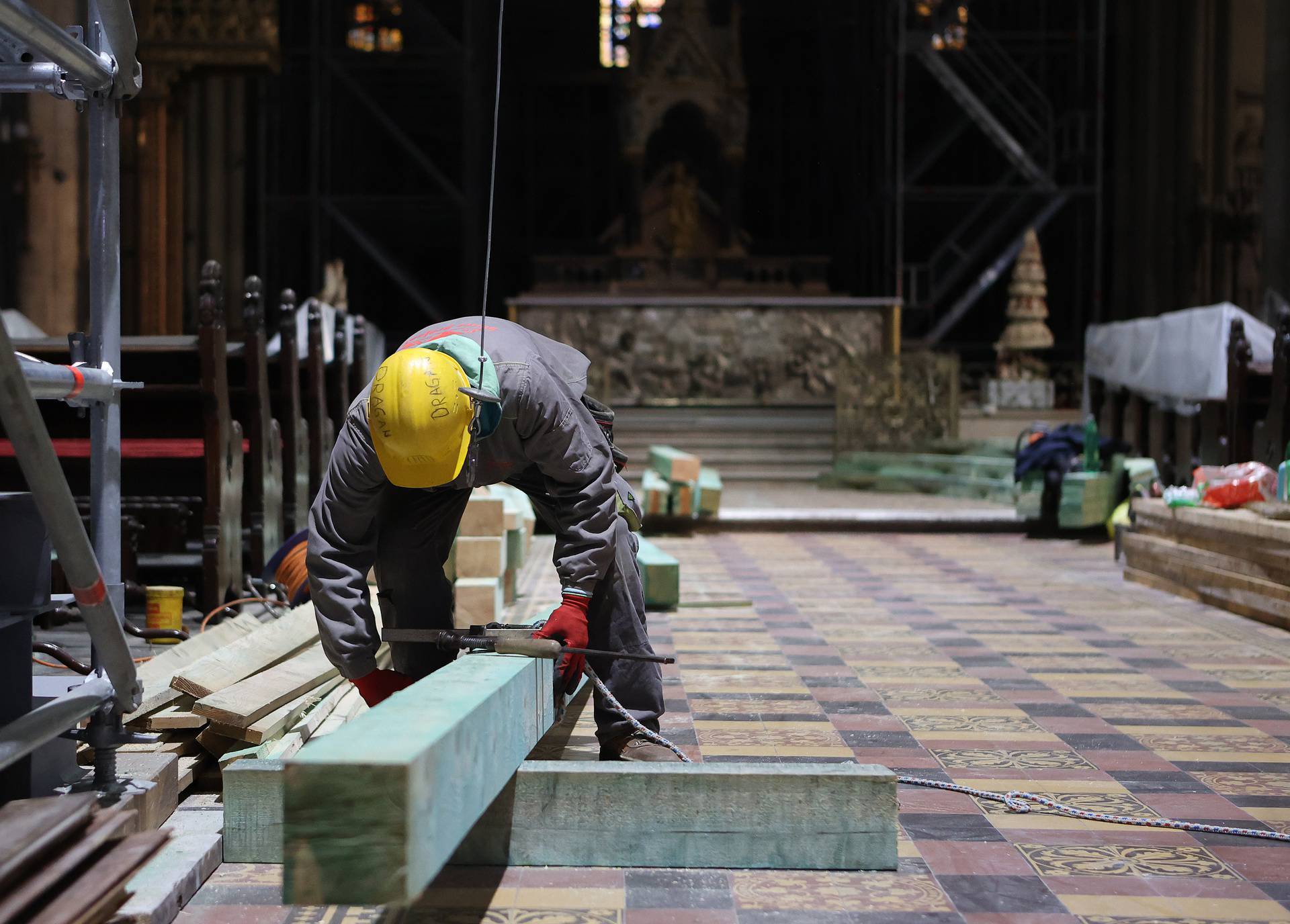 Katedrala godinu dana nakon potresa: Radnici umjesto vjernika, skele umjesto kipova