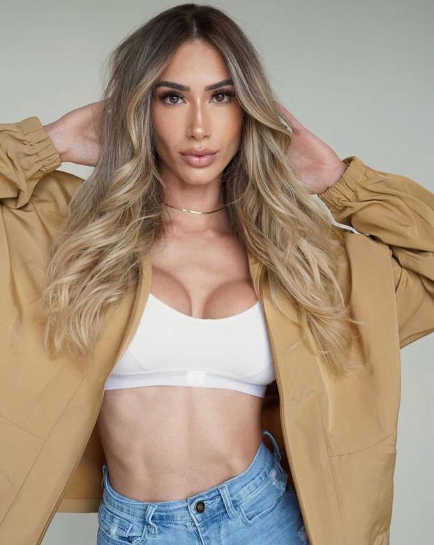 FOTO Alena je ponosna na svoju savršenu stražnjicu! Pokazuje ju stalno i iz svih kuteva...