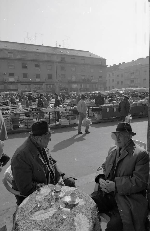 Zagreb: Ponuda voća i povrća na tržnici Dolac