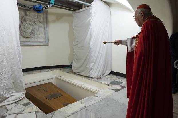 ITALY -  THE BODY OF POPE EMERITUS BENEDICT XVI DURING BURIAL IN TNE VATICAN CAVES AT THE VATICAN - 2023/1/5