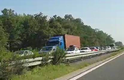 Video: Sudar za sudarom na A1, kod Karlovca se vozi u koloni...