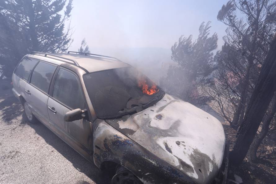 Pisak: Izgorjeli automobili u požaru