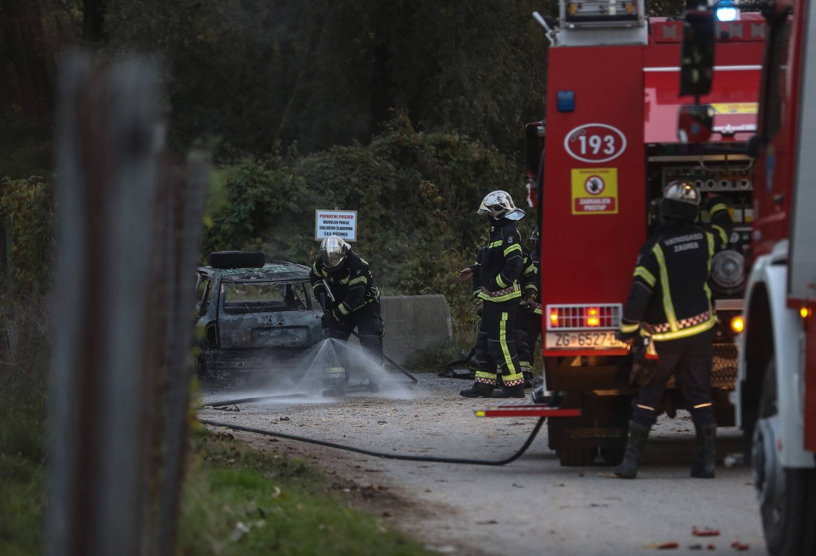 Zagreb: Vatrogasci gase automobil u ulici Vrtni put