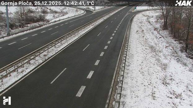 FOTO Pogledajte kakvo je stanje na cestama u Hrvatskoj: Snijeg u Lici, sunce 'provirilo' na jugu