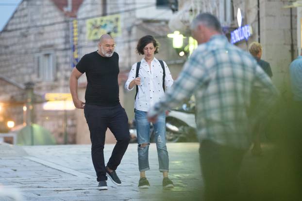 Korčula: Glumac Damir Markovina u ženskom društvu Prošetao trgom Plokata