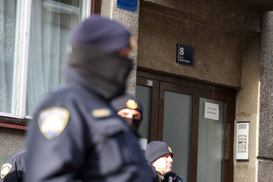 Prosvjednici  su stigli pred stan Tomislava Tomaševića i najavili  da će pjevati Thompsonove pjesme 