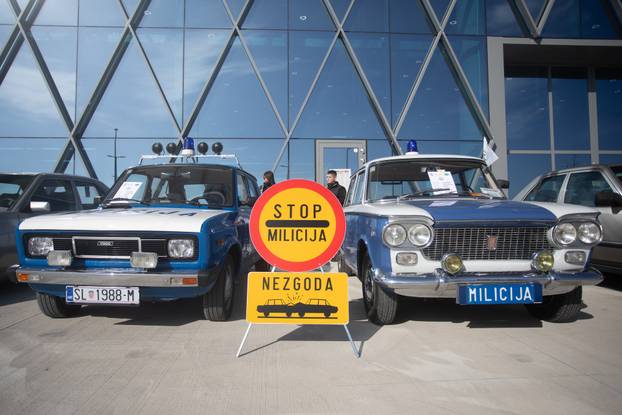 Osijek: Izložba oldtimer vozila ispred Gospodarskog centra