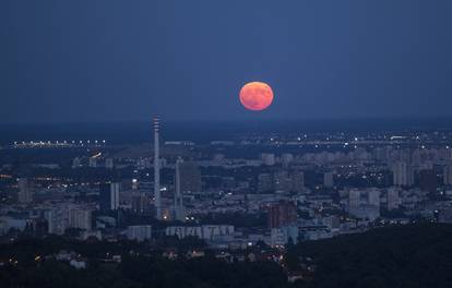 Najveći ovogodišnji supermjesec iznad panorame Zagreba