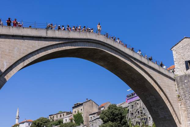 Vrućine u Mostaru: Brojni turisti i građani osvježenje traže u Neretvi