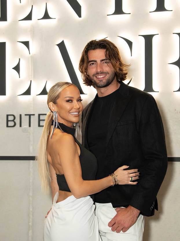 FOTO Brčkanje u bazenu, u ruci šampanjac! Maja objavila fotke iz Dubaija, s njome je i Šime...