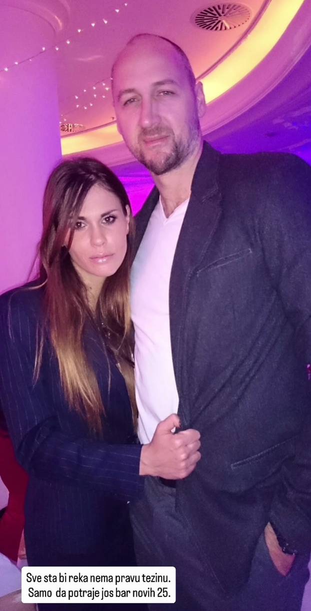 FOTO Viktorija i Dino Rađa imali srebrni pir: 'Još bar novih 25..'