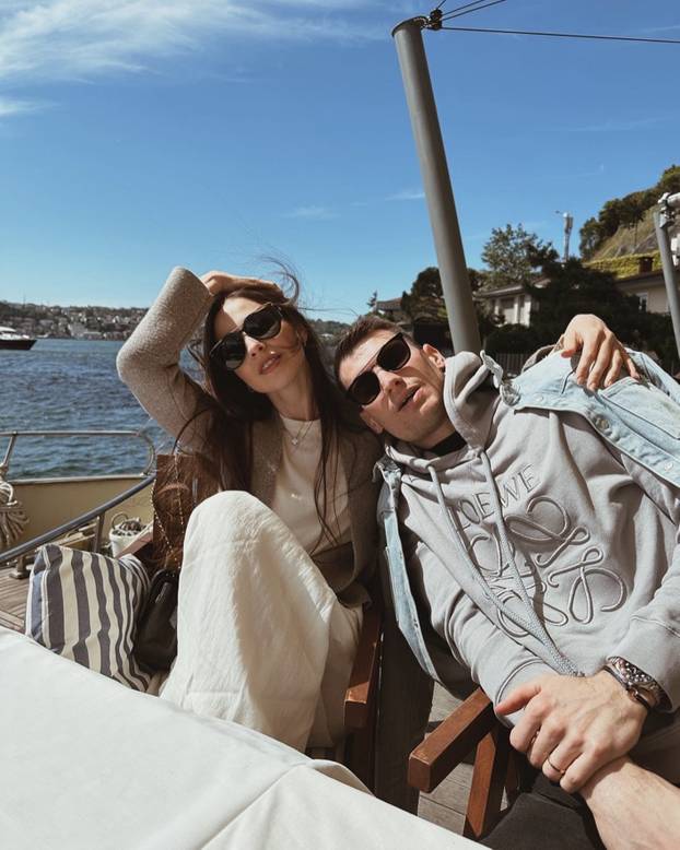 FOTO Bivša klizačica osvojila je Livakovića. Skrivala je trbuh na utakmici, sad su dobili prinovu