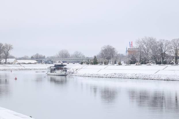 Snježni pokrivač je zabijelio je Osijek