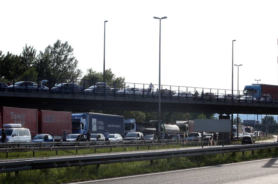 Kaos na obilaznici: Šleper se prevrnuo, uklanjaju ga s ceste