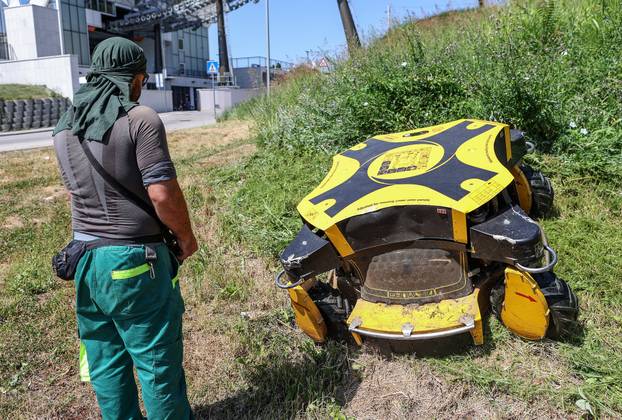 Gračani: Zagrebački Zrinjevac počeo je koristiti kosilice za travu na daljinsko upravljanje