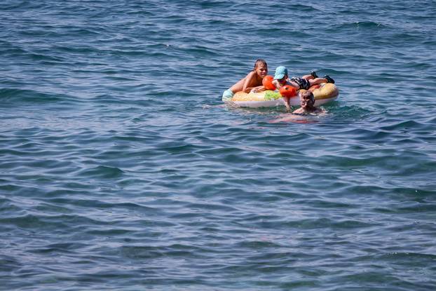 Zadar: Velik brok kupača na zadarskim plažama