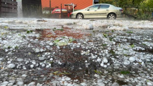 Eine heftige Unwetterfront beendete den extrem heißen Sommertag in Westdeutschland. Aus Frankreich und Luxenburg zogen a