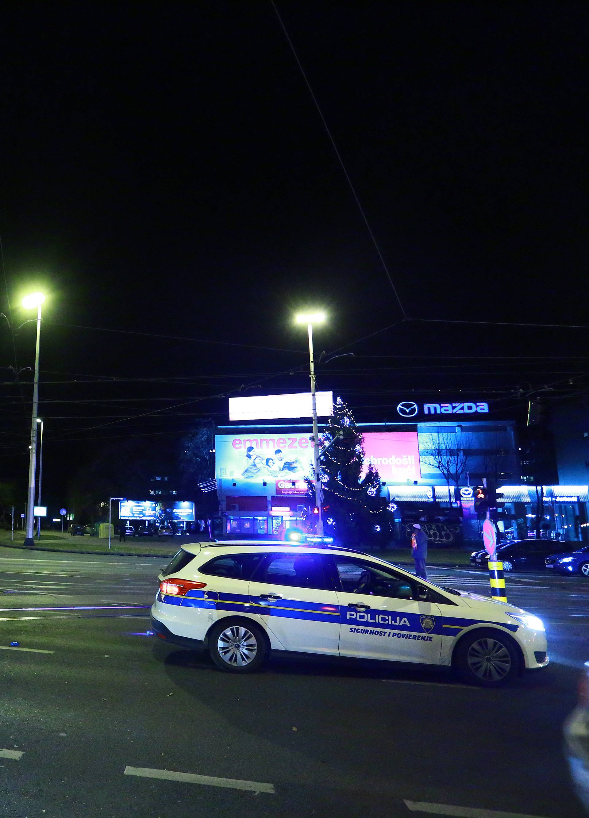 Zagreb: Automobilom se zaletio u tramvajsku stanicu na Vukovarskoj, nema ozlijeÄenih