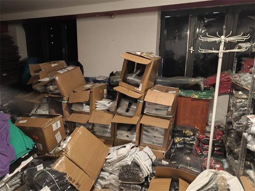 U Dubravi našli 44.000 komada krivotvorenih 'krpica' i parfema