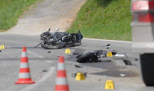 Srušio ga auto, motociklist se u bolnici bori za život 