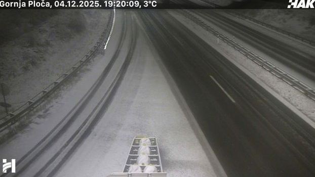 FOTO Snježni kaos kod Gospića: Autocestu zameo snijeg. HAK  se oglasio upozorenjem za vozače