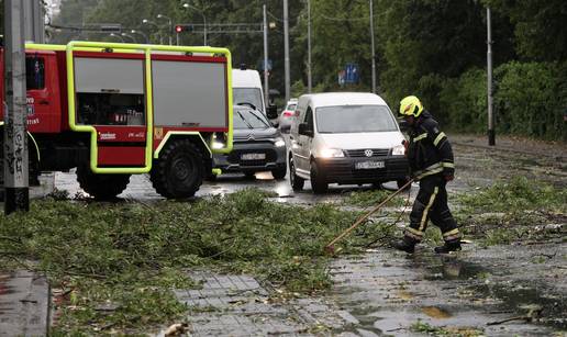 FOTO Apokalipti&ccaron;ne scene u Zagrebu: Vjetar nosio stabla, krovove. Poplavile ceste...