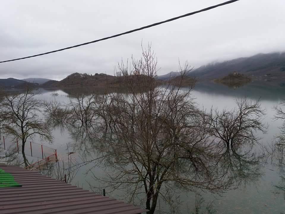 U Kosinju poplavljeno 30 kuća, Sava opasno prijeti Jasenovcu