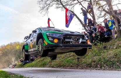 VIDEO Neuville izgubio vodstvo! Zabio se u drvo i morao odustati