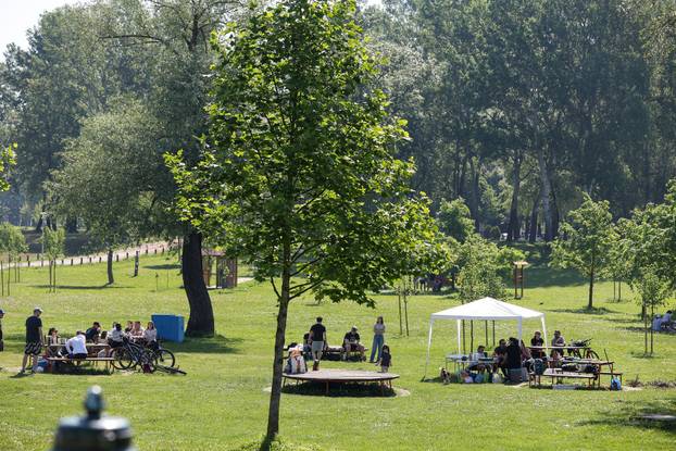 Zagreb: Građani i na Bundeku uz roštilj slave praznik rada 