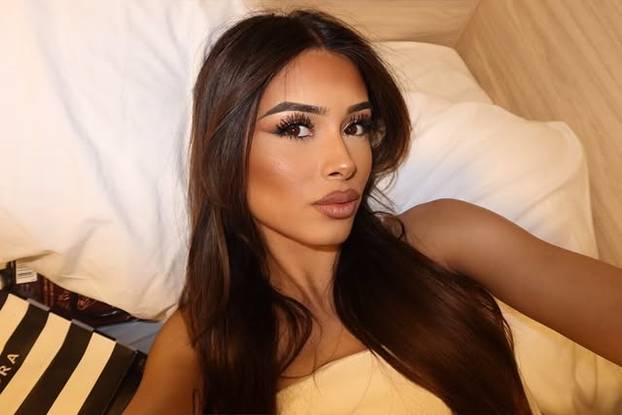 FOTO Tko je ova tajanstvena ljepotica? Društvene mreže gore zbog fotki u oskudnom bikiniju