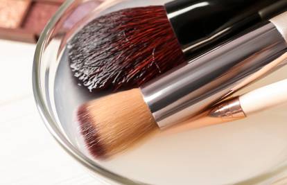 Napravite sredstvo za čišćenje kistova za šminkanje: Treba vam samo nekoliko sastojaka