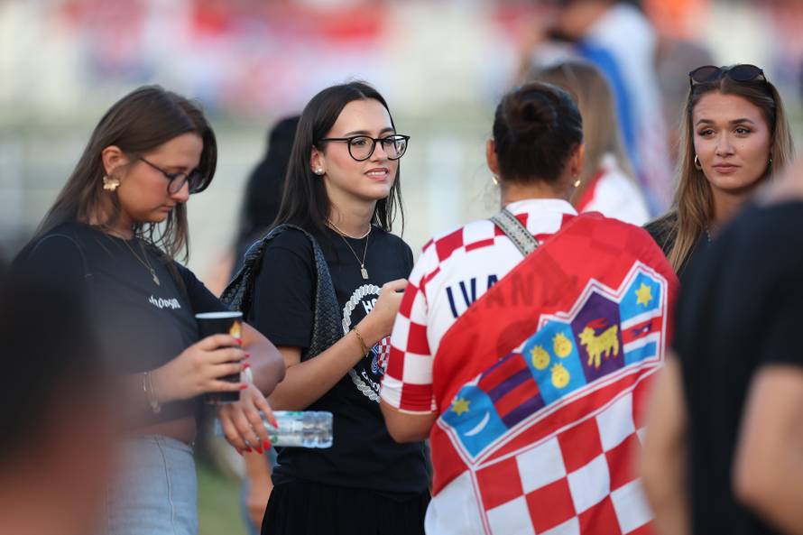 Sinj: Thompsonovi obožavatelji čekaju početak koncerta na hipodromu