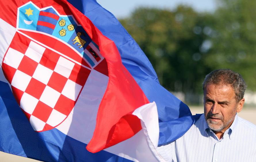 Barjaktar Miki: Daje 4 milijuna za dizanje i spuštanje zastava