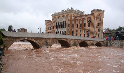 Miljacka prijeti Sarajevu: Raste vodostaj, evakuiraju se obitelji