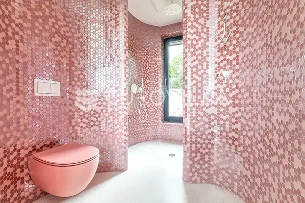 Zavirite u luksuzne kuće naših slavnih: Hauser uživa kraj Pule, Nina Badrić mir našla na Hvaru