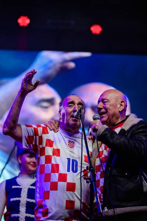 Zadar: Livaković i Erlić na bini u društvu Mladena Grdovića pjevali okupljenima