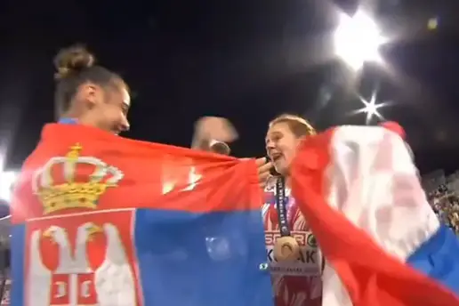VIDEO Sara Kolak slavila zlato, a onda joj je pri&scaron;la Srpkinja. Pogledajte njihovu reakciju