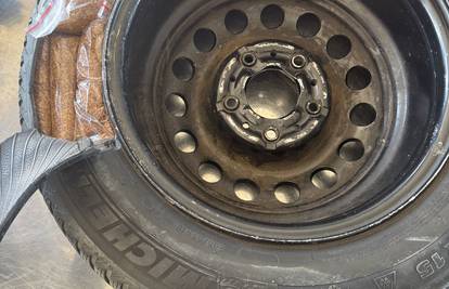 U kotaču u prtljažniku sakrio 11 kg rezanog duhana: 'Pao' je na graničnom prijelazu u Imotskom