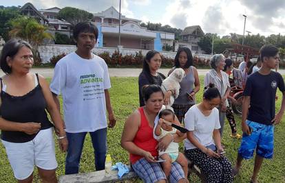 Strah od novih potresa: Tisuće Filipinaca provele noć na ulici