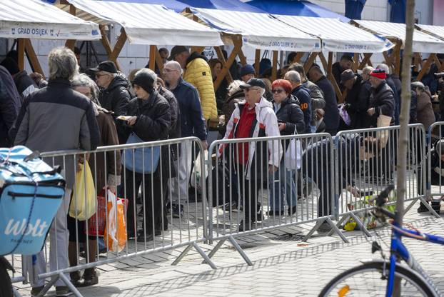 Osijek: Tradicionalna podjela blagdanskog fiš paprikaša na Trgu Svetog Trojstva