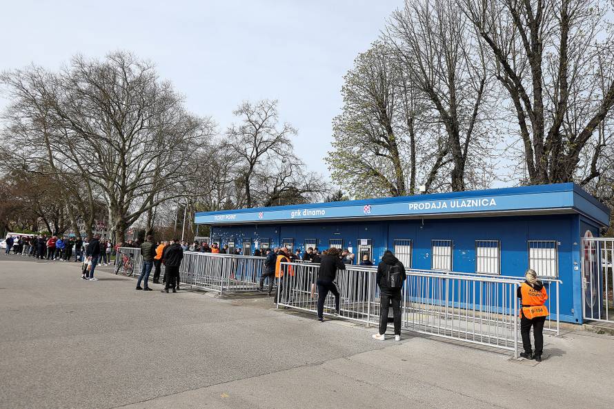 Zagreb: Navijači u dugačkom redu čekaju ulaznice za utakmicu Dinamo - Hajduk